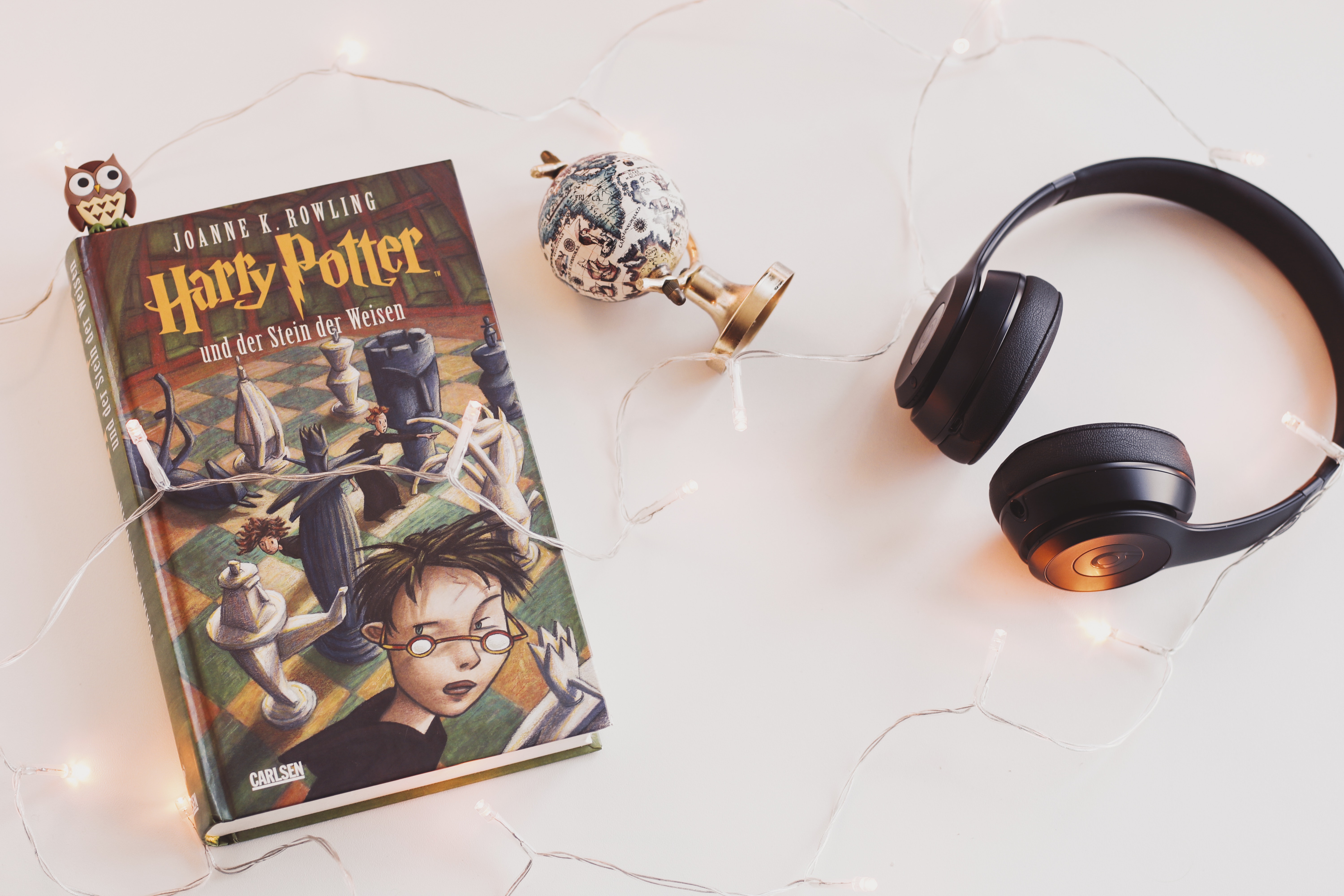 harry-potter-book-and-black-headphones-with-trinket-1005012